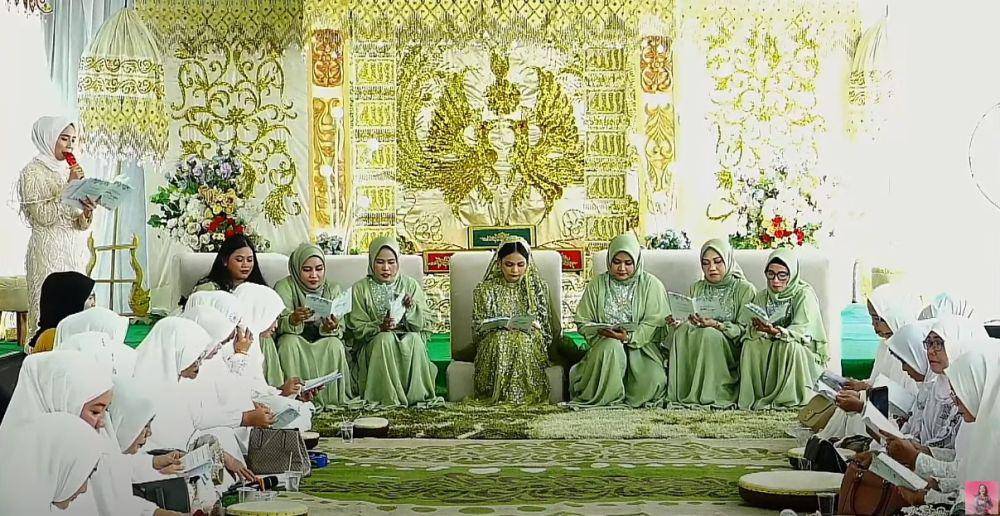 pengajian dan siraman Putri D'Academy (YouTube.com/Putri Isnari)