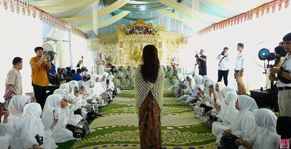 pengajian dan siraman Putri D'Academy (YouTube.com/Putri Isnari)