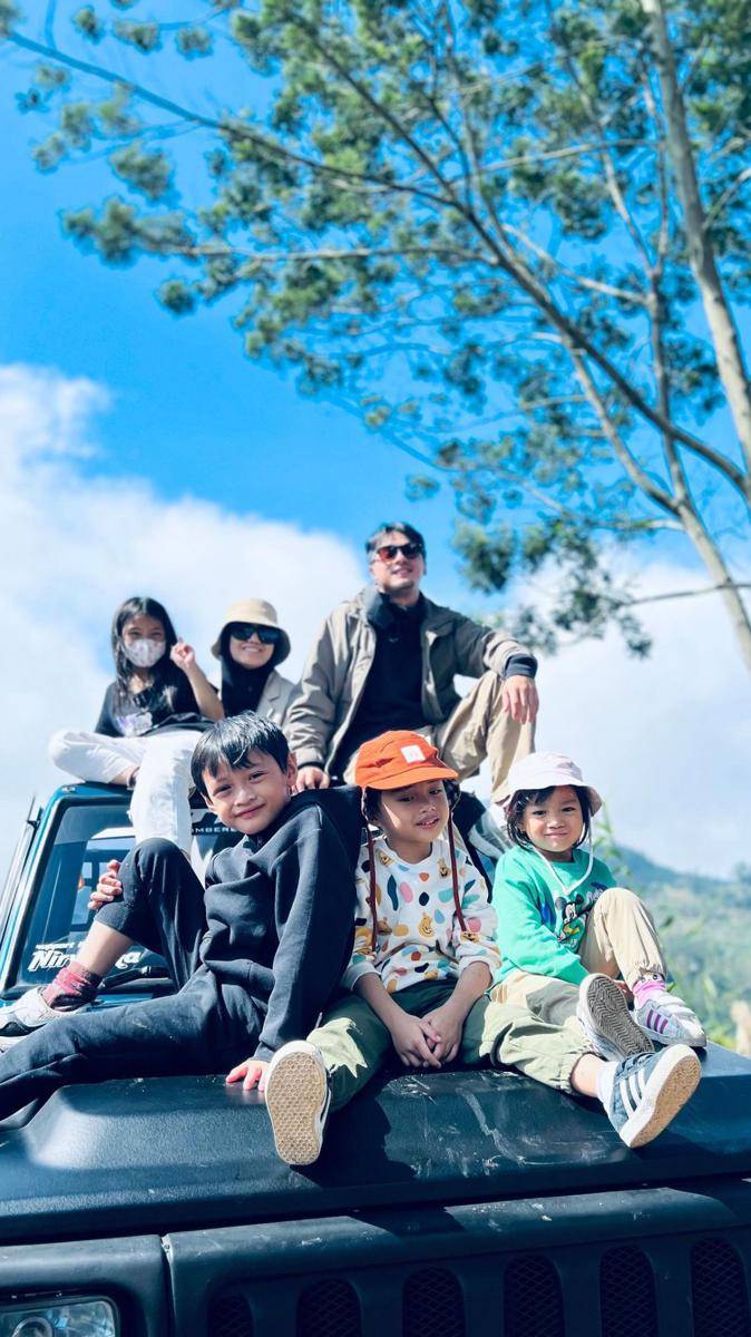 potret Ricky Harun dan keluarga berlibur di Dieng (instagram.com/rickyharun)