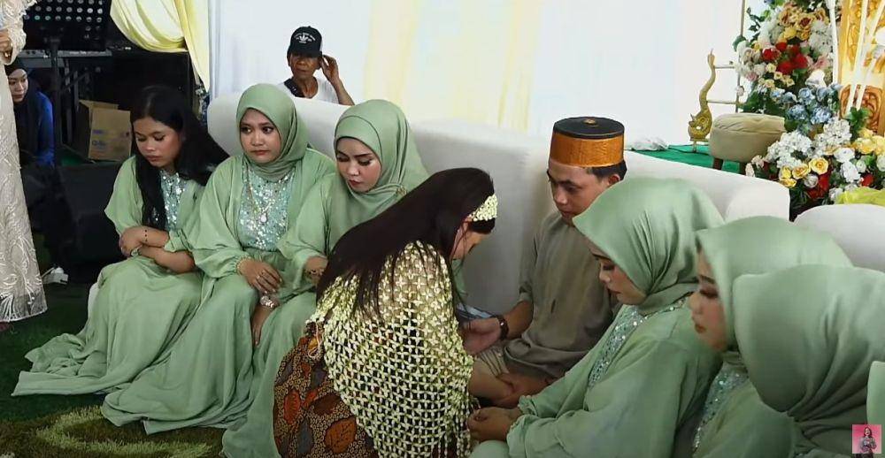 pengajian dan siraman Putri D'Academy (YouTube.com/Putri Isnari)
