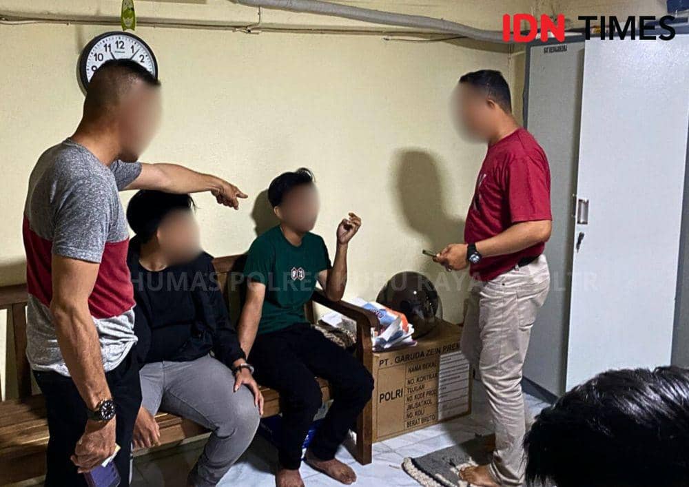 Kurir narkoba diringkus polisi saat akan mengirim paket ke travel. (IDN Times/Polres Kubu Raya).