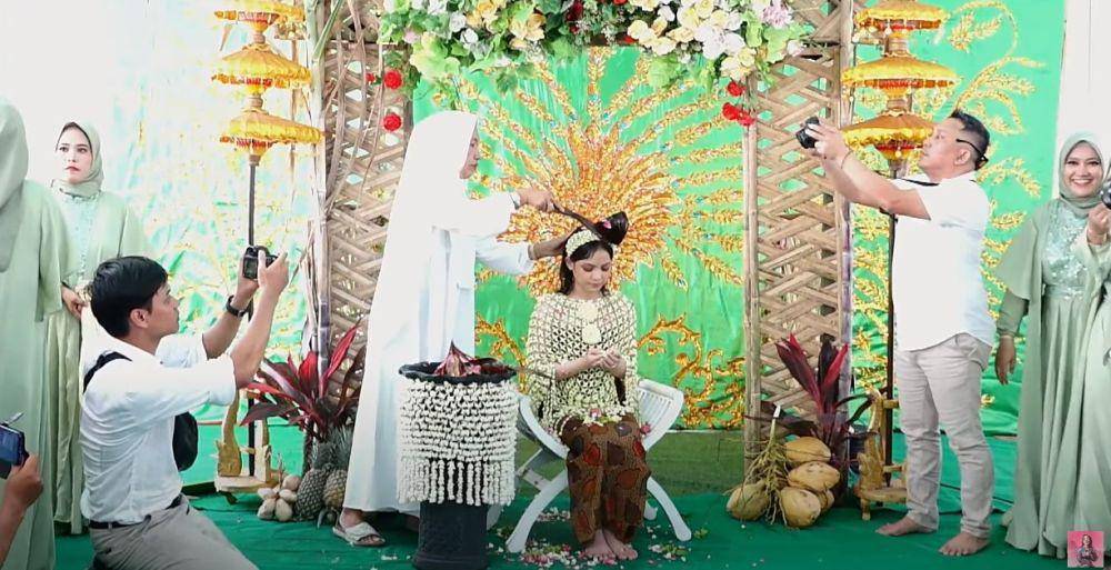 pengajian dan siraman Putri D'Academy (YouTube.com/Putri Isnari)