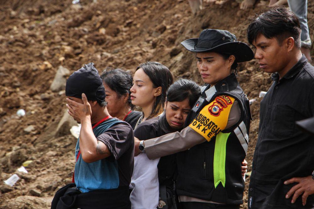 Mensos Tri Rismaharini Kunjungi Korban Tanah Longsor di Tana Toraja