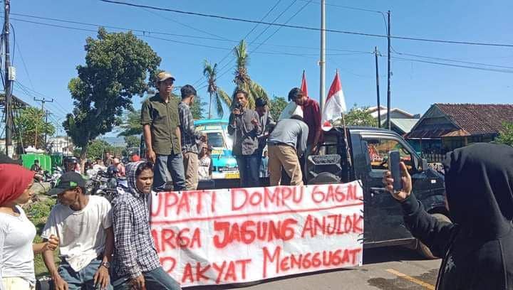 Foto saat petani demo harga jagung turun di Kecamatan Manggelewa Kabupaten Dompu, Rabu(17/4/2024) (Dok/Istimewa)