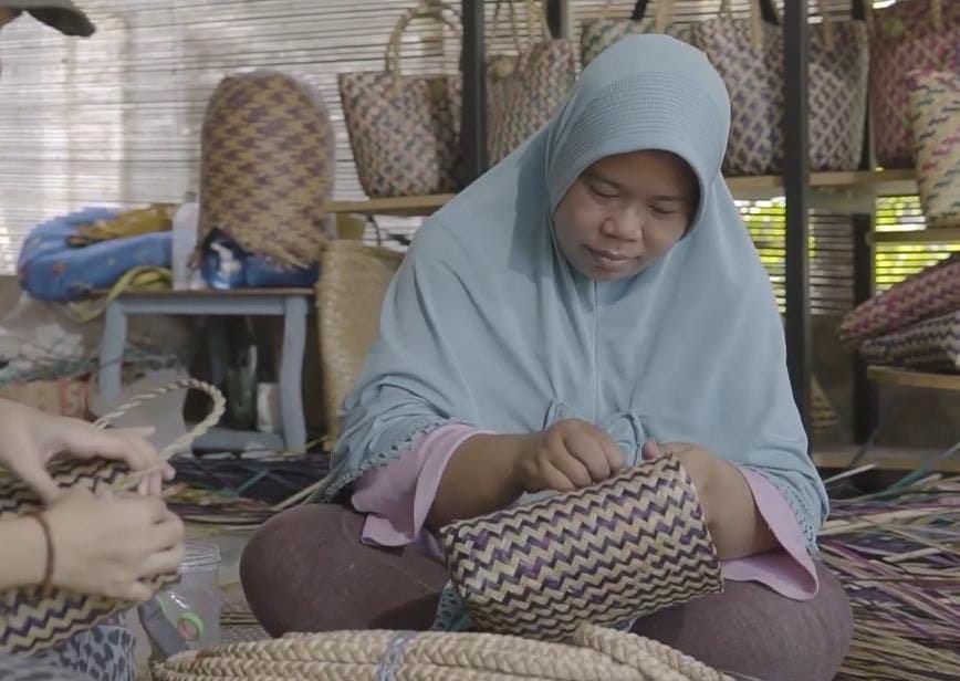 Kreatif! Nasabah PNM Ini Sulap Rumput Purun Jadi Kerajinan Cantik