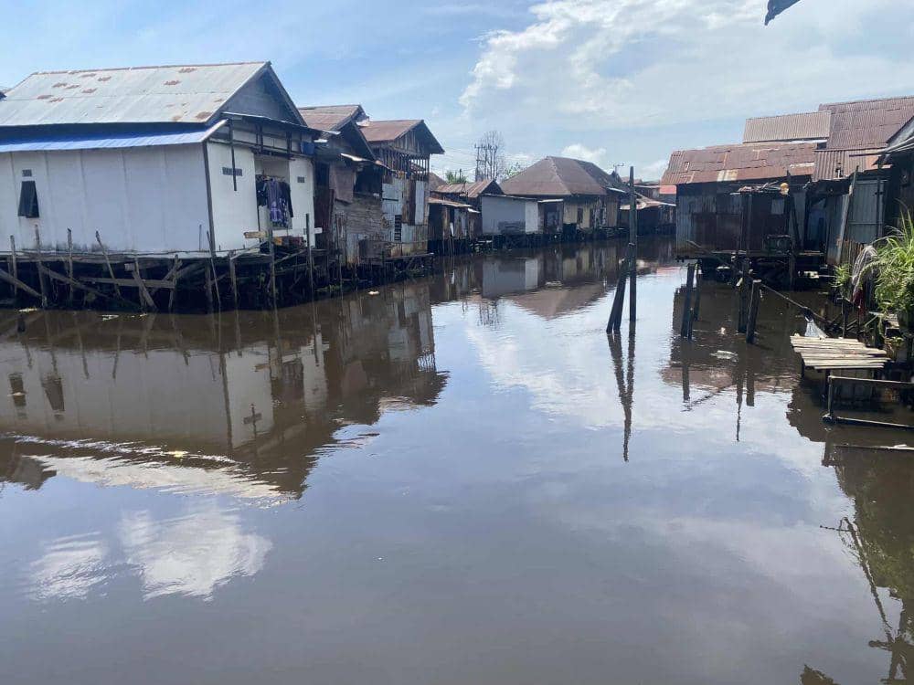 Pemukiman bantaran sungai di Banjarmasin.