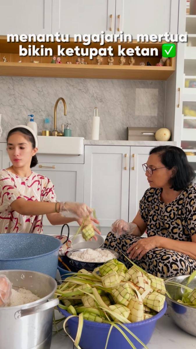 potret Ussy Sulistiawaty mengajari ibu mertua bikin ketupat ketan khas Lebaran (instagram.com/ussypratama)