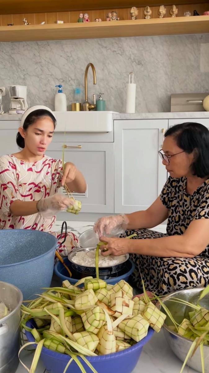 potret Ussy Sulistiawaty mengajari ibu mertua bikin ketupat ketan khas Lebaran (instagram.com/ussypratama)