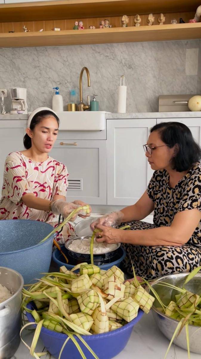 potret Ussy Sulistiawaty mengajari ibu mertua bikin ketupat ketan khas Lebaran (instagram.com/ussypratama)