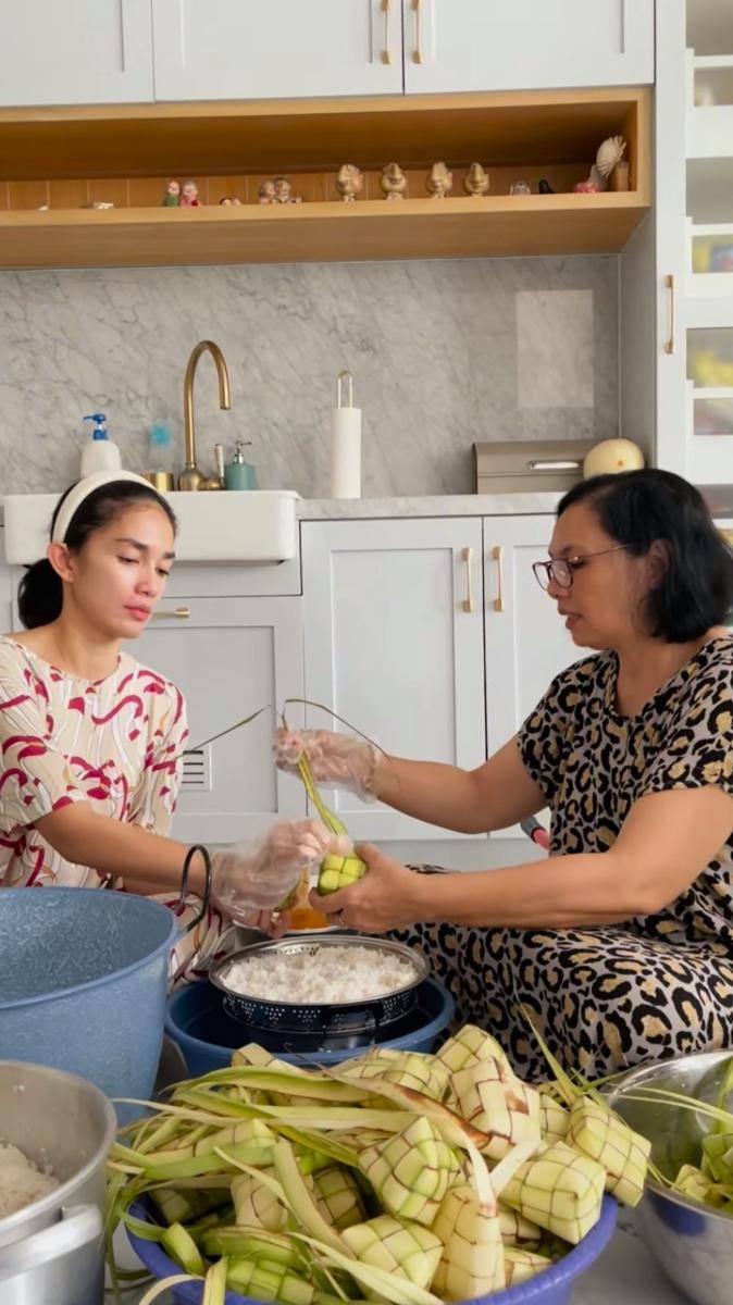 potret Ussy Sulistiawaty mengajari ibu mertua bikin ketupat ketan khas Lebaran (instagram.com/ussypratama)