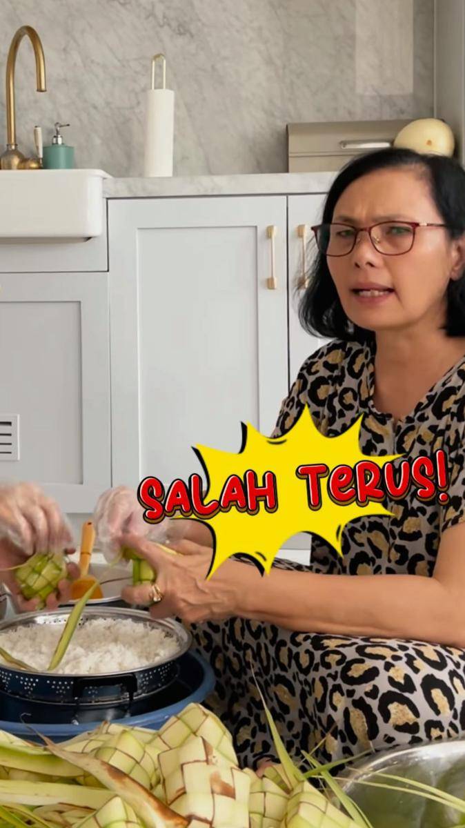 potret Ussy Sulistiawaty mengajari ibu mertua bikin ketupat ketan khas Lebaran (instagram.com/ussypratama)