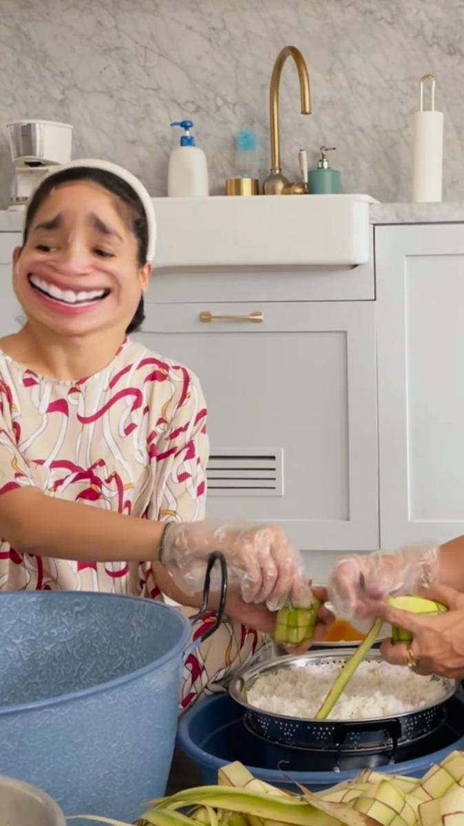 potret Ussy Sulistiawaty mengajari ibu mertua bikin ketupat ketan khas Lebaran (instagram.com/ussypratama)