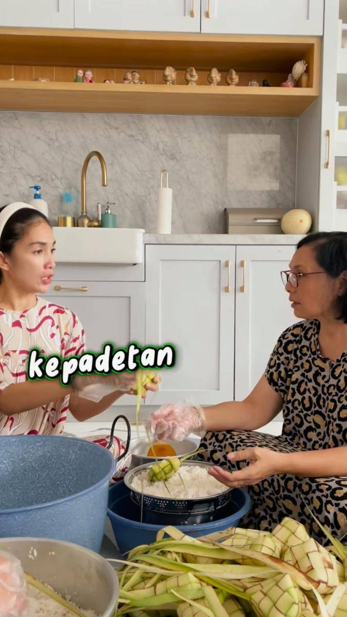 potret Ussy Sulistiawaty mengajari ibu mertua bikin ketupat ketan khas Lebaran (instagram.com/ussypratama)