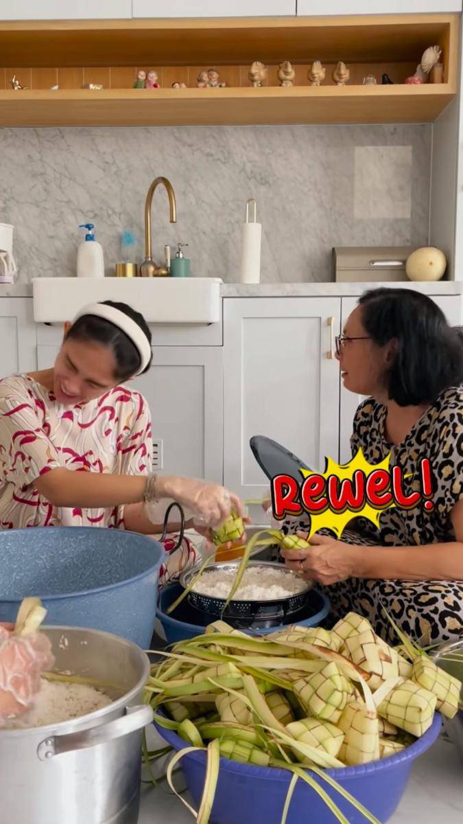 potret Ussy Sulistiawaty mengajari ibu mertua bikin ketupat ketan khas Lebaran (instagram.com/ussypratama)