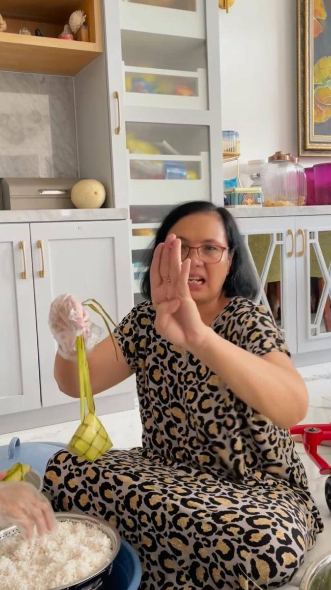 potret Ussy Sulistiawaty mengajari ibu mertua bikin ketupat ketan khas Lebaran (instagram.com/ussypratama)