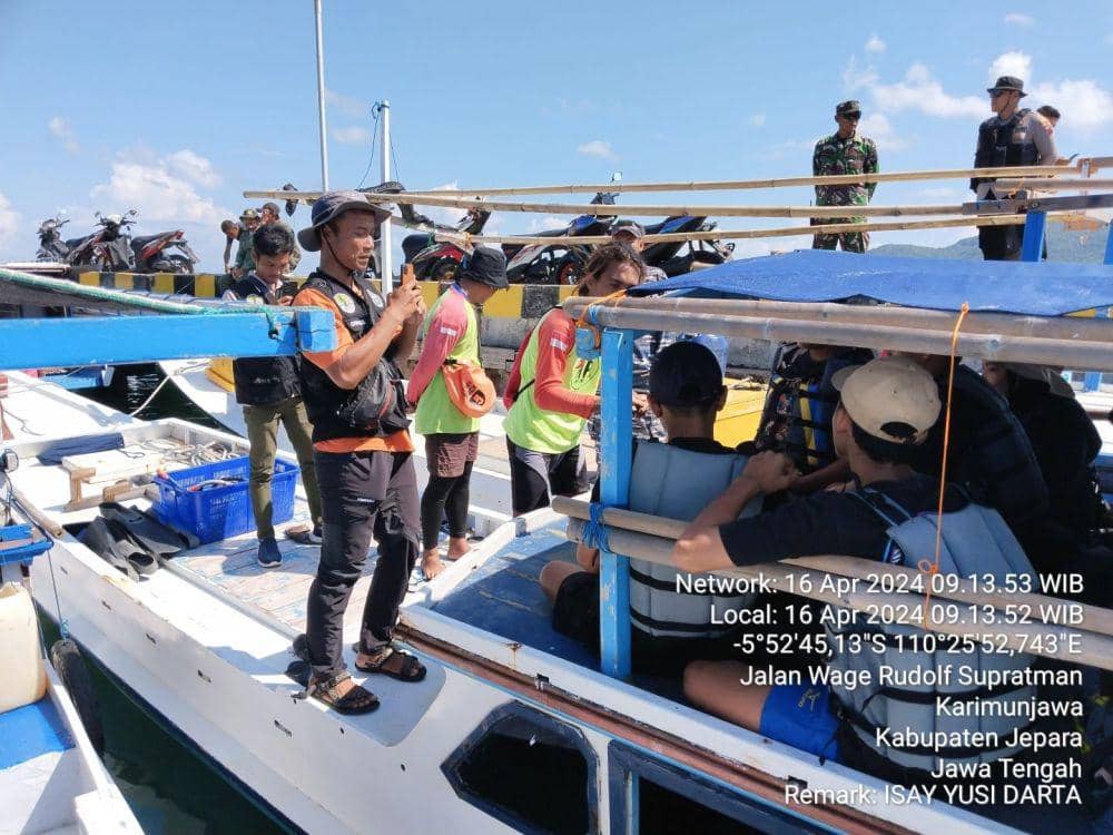 Tim gabungan dari Polair, TNI AL dan Balai Taman Nasional Karimunjawa mengawasi standar keamanan di perahu wisata. (IDN Times/Dok Balai Taman Karimunjawa)