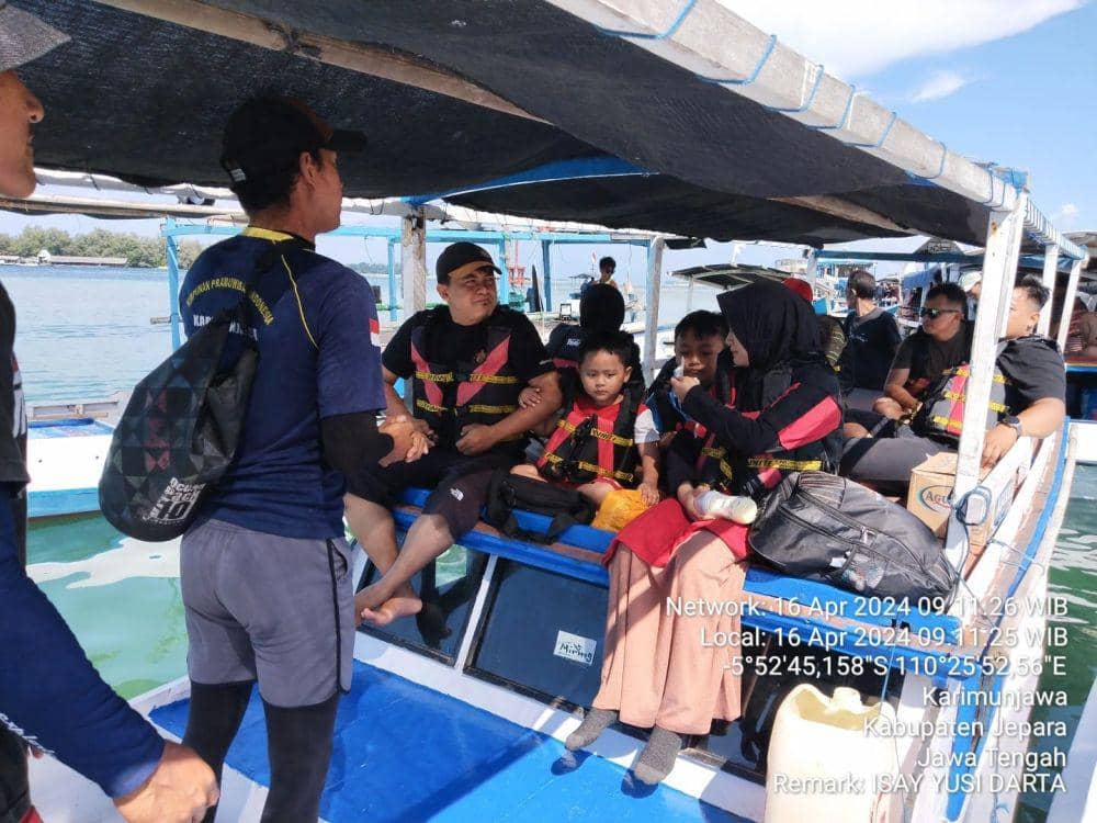 Setiap wisatawan diingatkan untuk tetap tertib selama liburan naik perahu di area konservasi Kepulauan Karimunjawa. (IDN Times/Dok Balai Taman Karimunjawa)