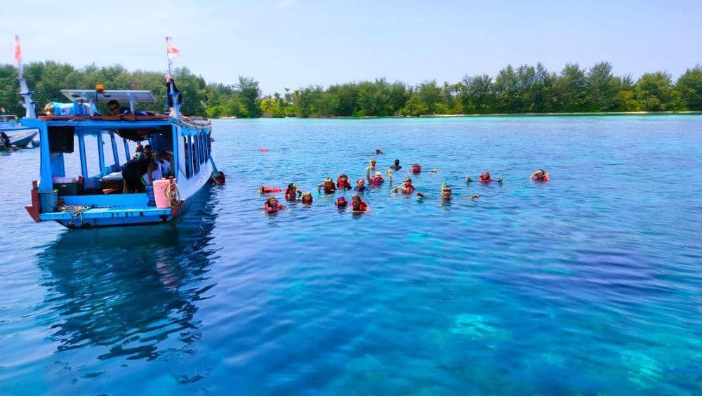 Petugas Balai Taman Nasional Karimunjawa meningkatkan pengawasan terhadap wisatawan yang sedang snorkeling dan diving di area konservasi. (IDN Times/Dok Balai Taman Karimunjawa)
