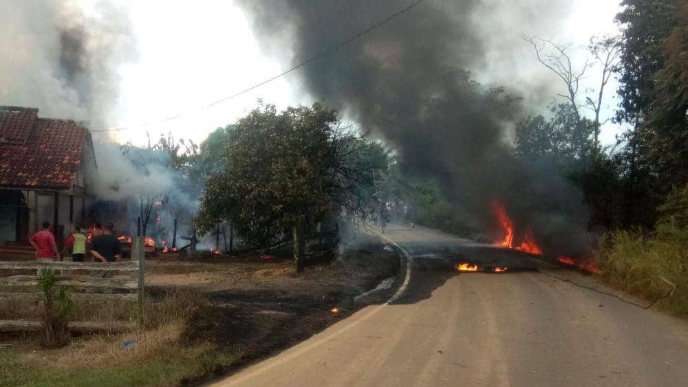 Mobil Pengangkut Minyak Ilegal Terbakar Sambar 2 Rumah dan 1 Truk