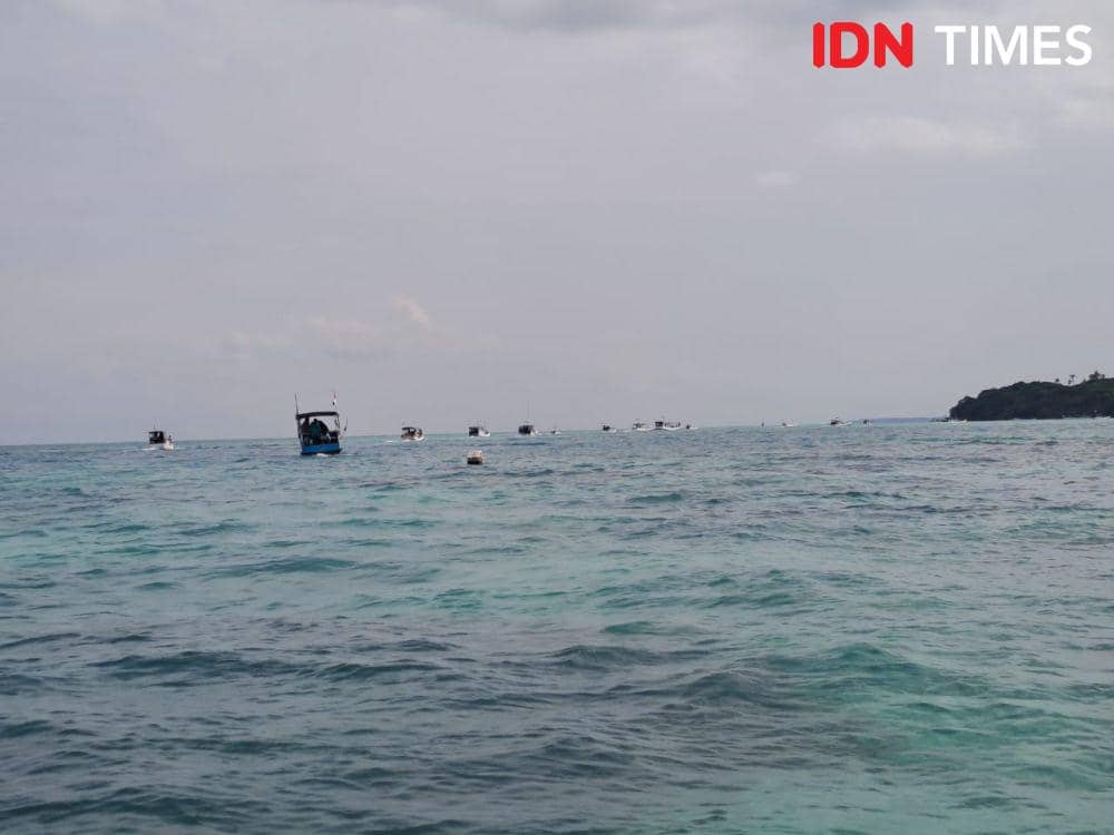 Acara pesta lomban yang diikuti ratusan perahu diadakan meriah di perairan Karimunjawa. (IDN Times/Fariz Fardianto)