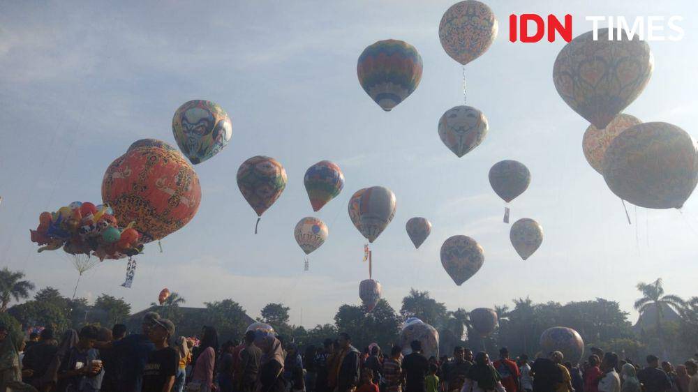 Acara festival balon udara di Alun-alun Pekalongan yang berlangsung meriah. (IDN Times/Fariz Fardianto)