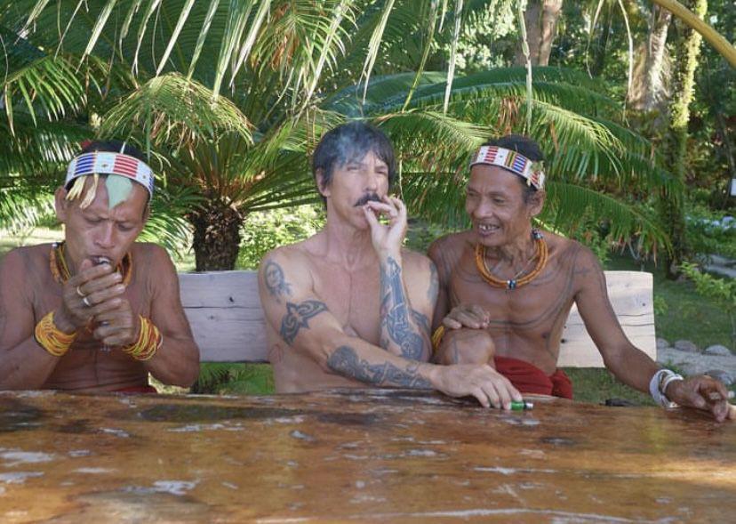 Vokalis RHCP Terpantau Asyik Nongkrong Bareng Suku Asli Mentawai