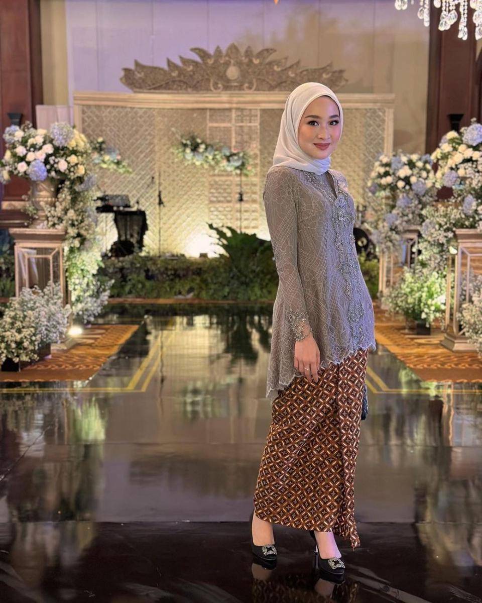 Kebaya Payet Kartini (instagram.com/kiaraleswara)