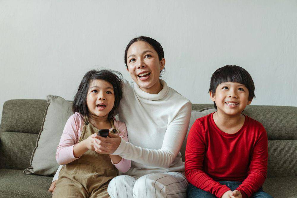 ilustrasi anak-anak menonton TV (pexels.com/Ketut Subiyanto)