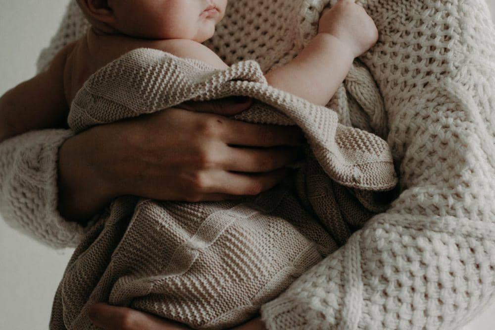 Hukum adopsi anak dalam Islam (Pexels.com/Kristina Paukshtite)