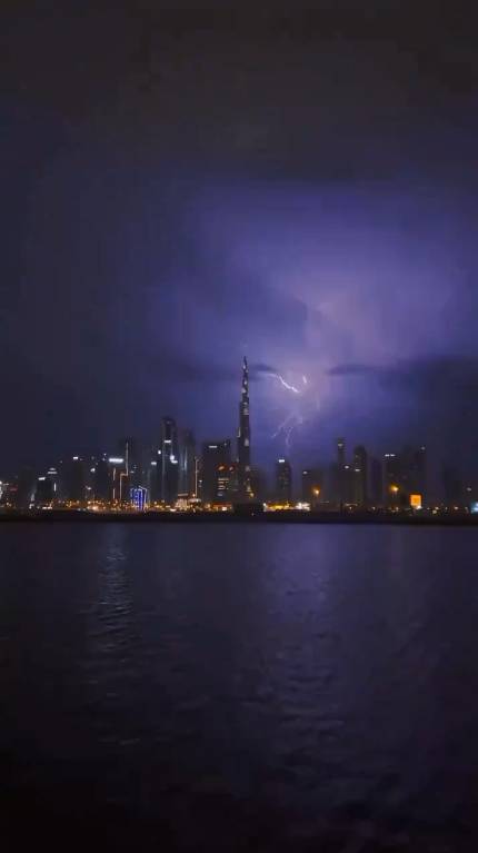 Petir menyambar di kota Dubai, dekat menara Burj Khalifa, Selasa (16/4/2024), (X/LeoPanjaitan16)
