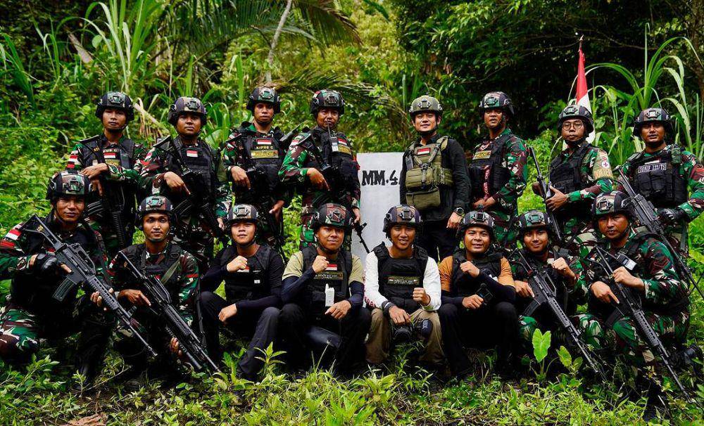 potret Bobon Santoso ikut patroli pengecekan patok batas negara RI-PNG (instagram.com/bobonsantoso)