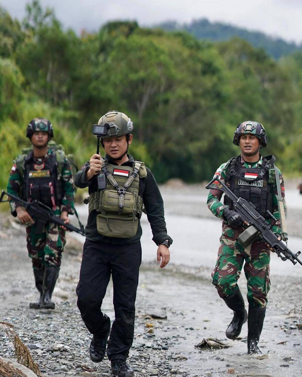 potret Bobon Santoso ikut patroli pengecekan patok batas negara RI-PNG (instagram.com/bobonsantoso)