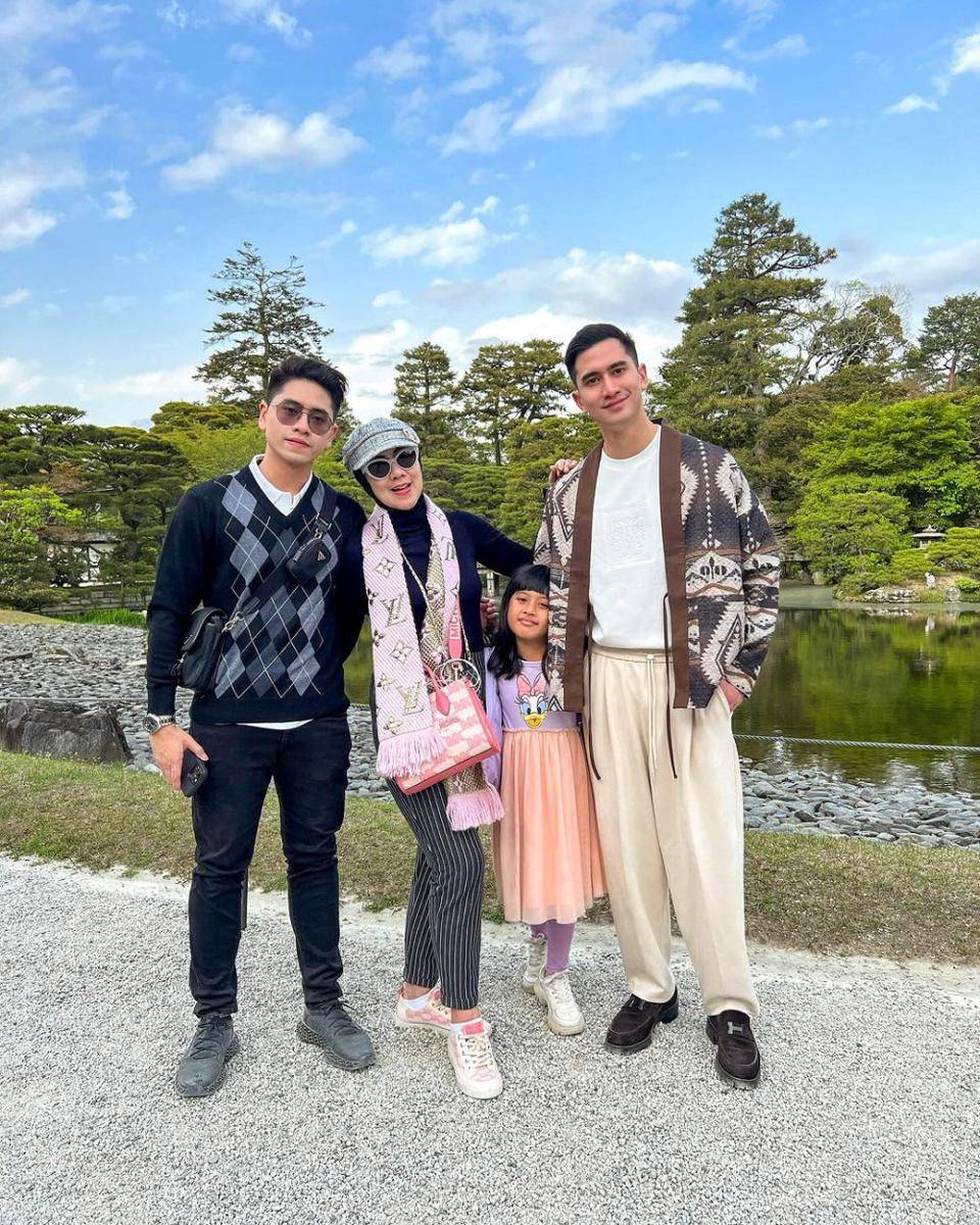potret Verrell Bramasta dan keluarga di Kyoto Imperial Palace (instagram.com/bramastavrl)