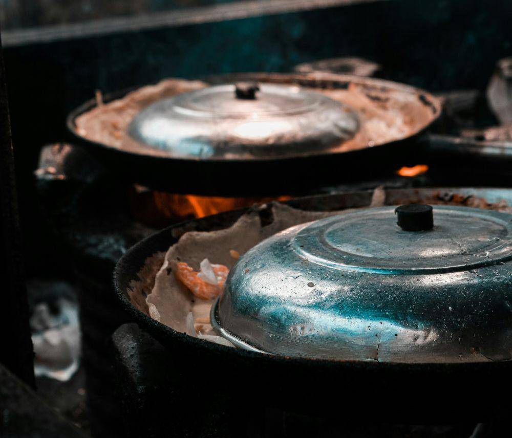 ilustrasi banh xeo sedang dimasak (unsplash.com/Thu Nguyen)