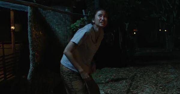 Ratih mendapati petir menyambar saat menyebut nama Badarawuhi ( Dok. MD Pictures / Badarawuhi Di Desa Penari )