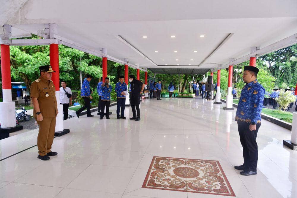 Pj Gubernur Sulsel Bahtiar Baharuddin bertindak sebagai Pembina Upacara pada upacara bendera peringatan Hari Kesadaran Nasional (HKN), di Kantor Gubernur Sulsel, Rabu (17/4/2024). (Dok. Humas Pemprov Sulsel)