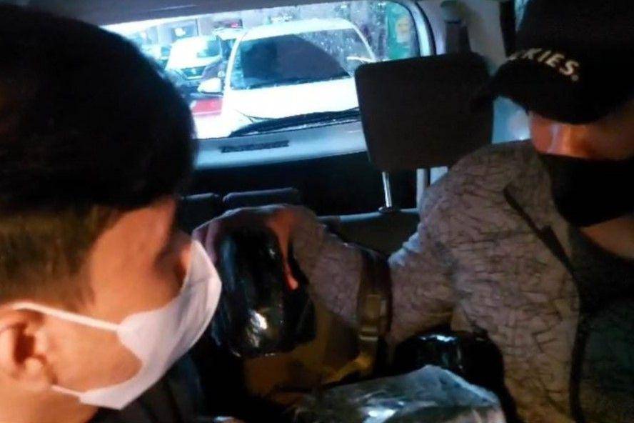 Polisi tangkap dua orang pegawai maskapai swasta yang diduga terlibat dalam jaringan peredaran narkoba. (dok. IDN Times/Istimewa)