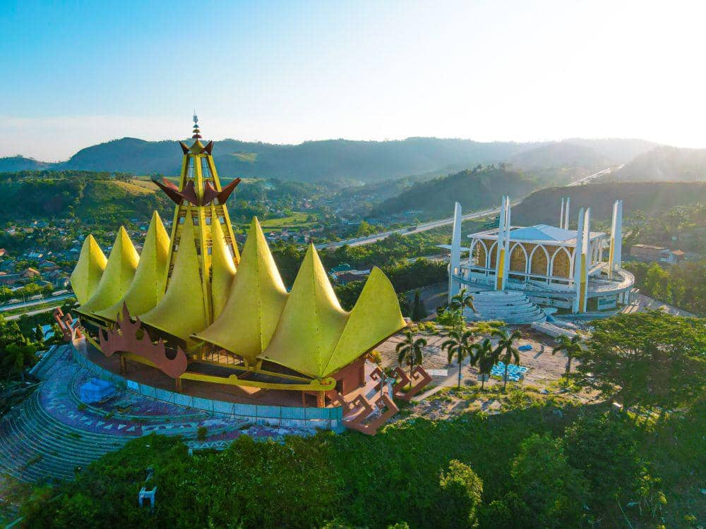 Kawasan Bakauheni Harbour City (BHC) di Lampung Selatan ramai dipadati pengunjung selama momen Lebaran Idulfitri 1445 H dengan total 30.625 orang dan 8.823 kendaraan pada periode Rabu (10/4) hingga Senin (15/4). (Dok. ASDP)