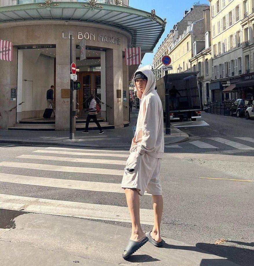 ide outfit pakai beanie hat ala Taeyong NCT (instagram.com/taeoxo_nct)