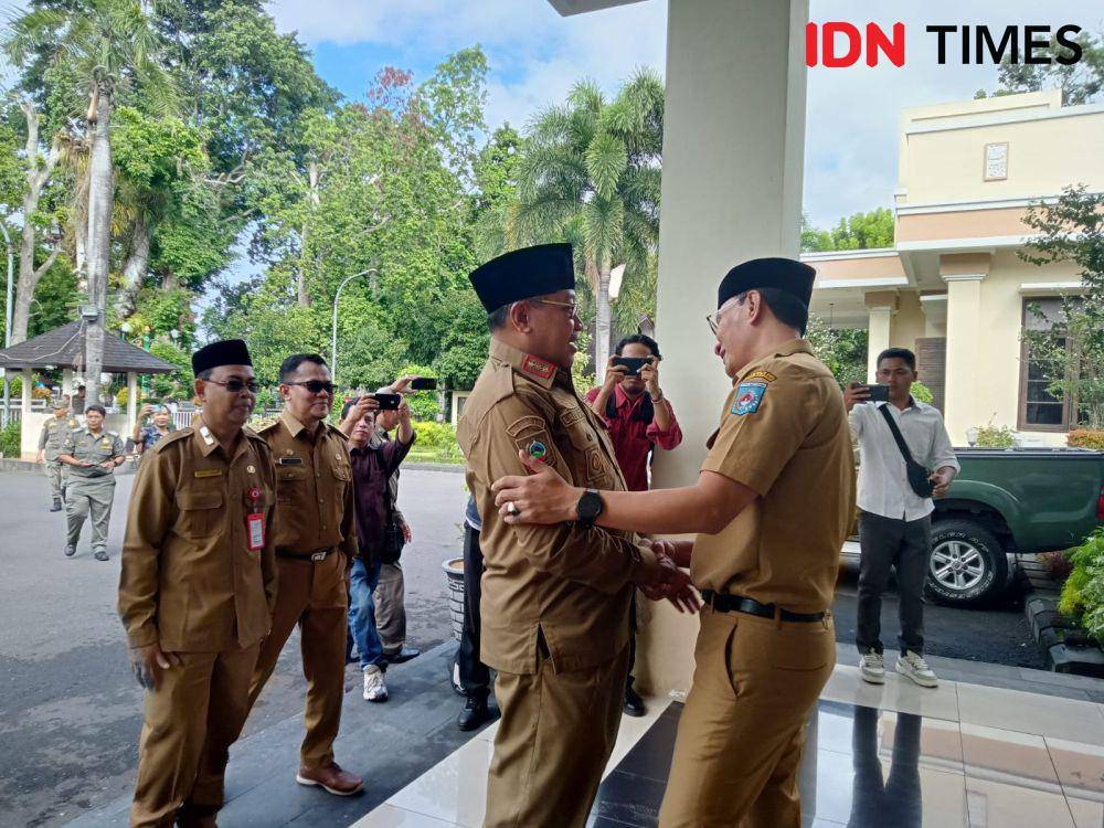 Pj Gubernur NTB Lalu Gita Ariadi bertemu Wali Kota Mataram yang juga Ketua DPD I Golkar NTB, Selasa (16/4/2024)(IDN Times/Muhammad Nasir)