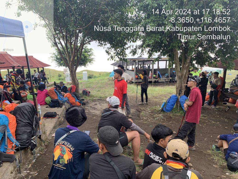 Petugas Balai TNGR mencegat ratusan pendaki yang tertipu open trip di pos 2 jalur pendakian Sembalun. (dok. Balai TNGR)