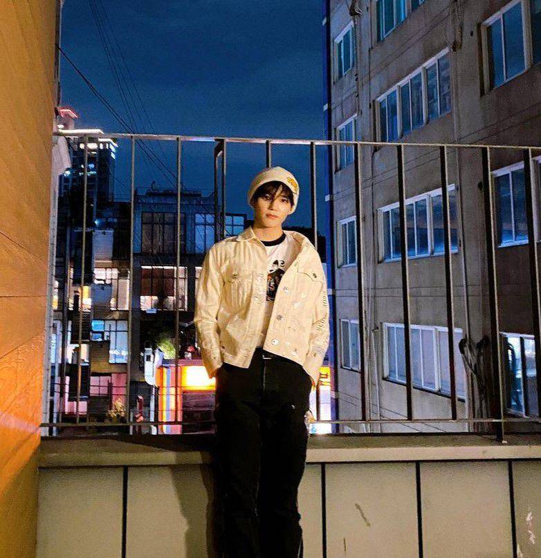ide outfit pakai beanie hat ala Taeyong NCT (instagram.com/taeoxo_nct)