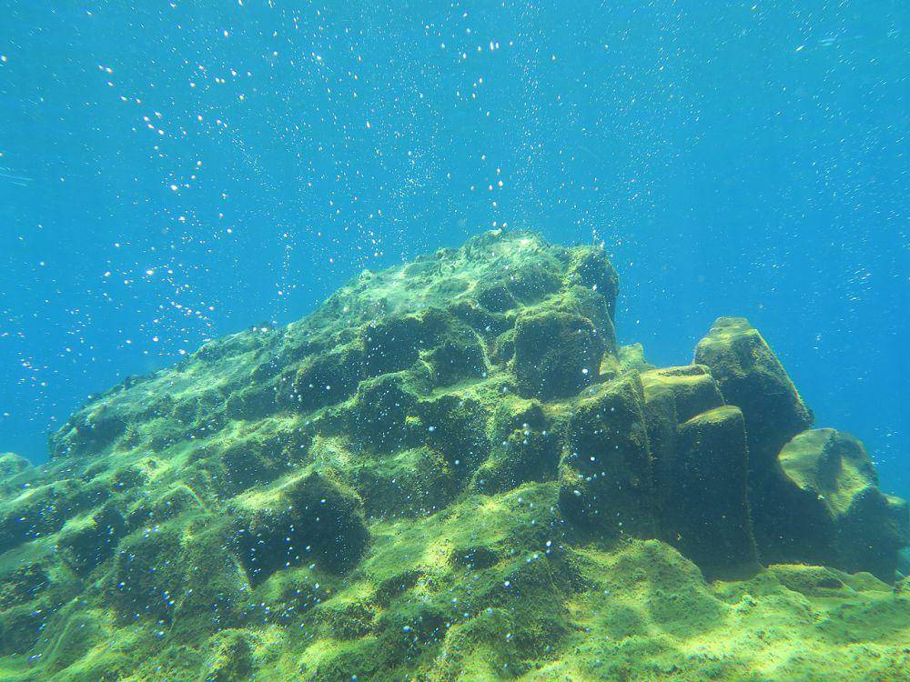 gelembung-gelembung udara keluar dari area gunung api bawah laut Banua Wuhu (commons.wikimedia.org/Miriam Grandauer)