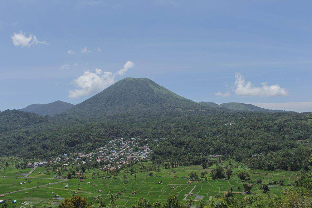 Gunung Lokon (commons.wikimedia.org/RianT_27)