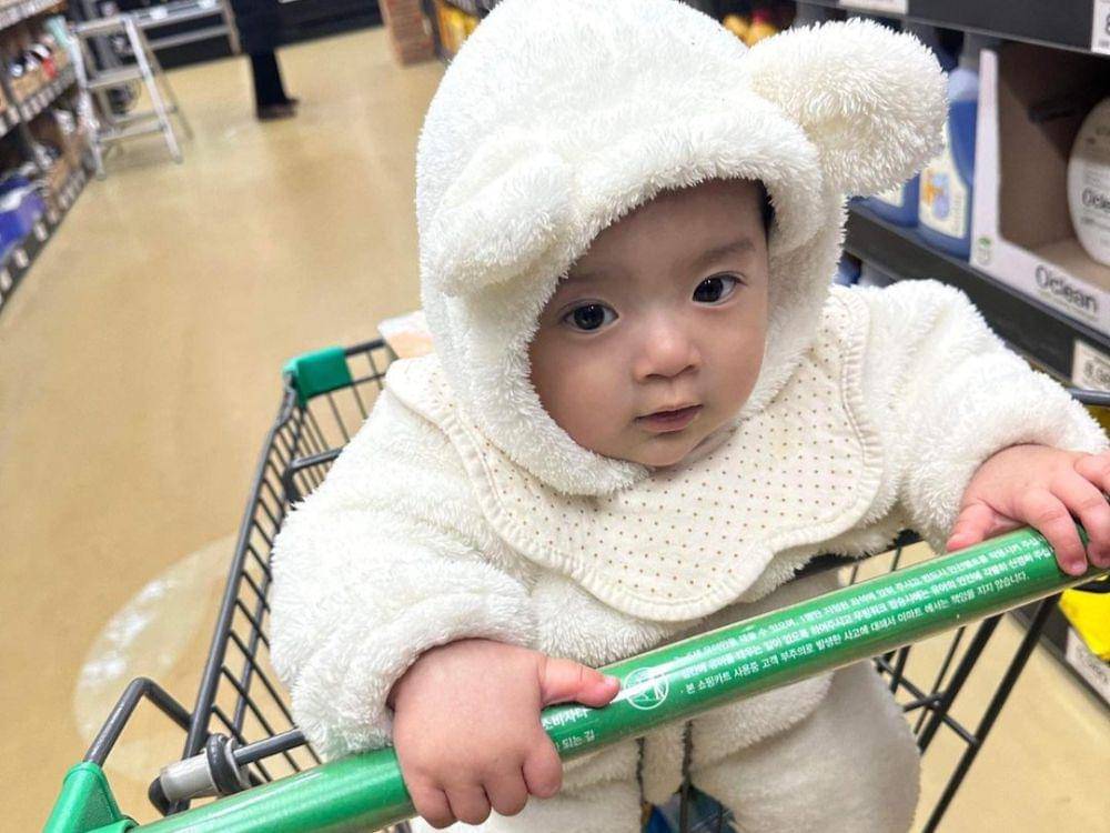 potret Gu Si-woo menggunakan Hoodie beruang putih (instagram.com/good.see.u)