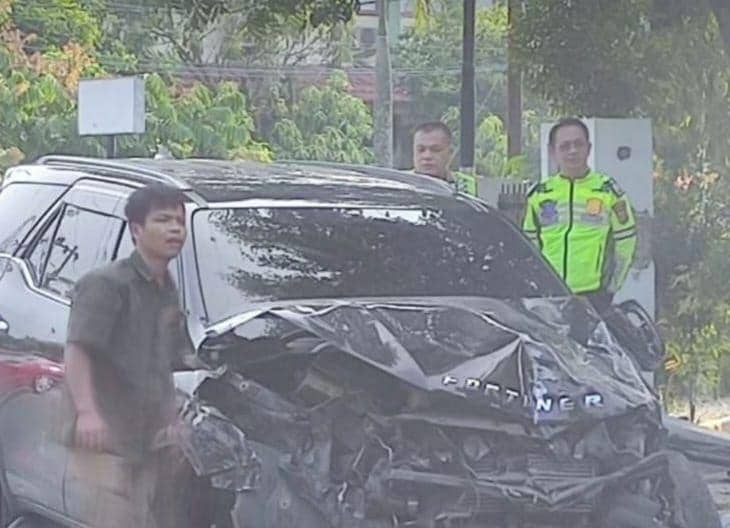 Mobil Toyota Fortuner milik Kasat Reserse Narkoba Polres Pelalawan yang dikemudikan Bripda YI tampak hancur dibagian depannya usai menabrak pagar kantor Dinas Perternakan Peternakan dan Kesehatan Hewan Provinsi Riau (IDN Times/ dok polda riau)