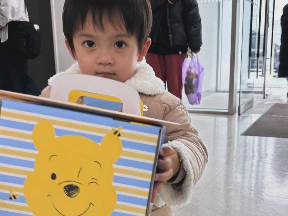 potret Gu Si-woo membawa kue (instagram.com/good.see.u)