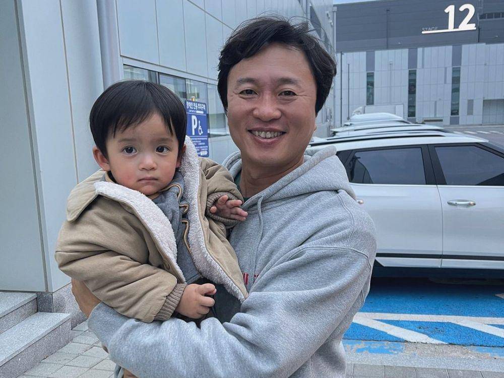 potret Gu Si-woo digendong kepala desa Yongdu-ri (instagram.com/good.see.u)