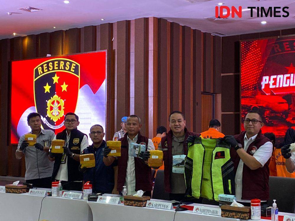 Bareskrim ungkap dua pegawai Lion Air penyelundup narkoba pada Kamis (18/4/2024). (IDN Times/Irfan Fathurohman)