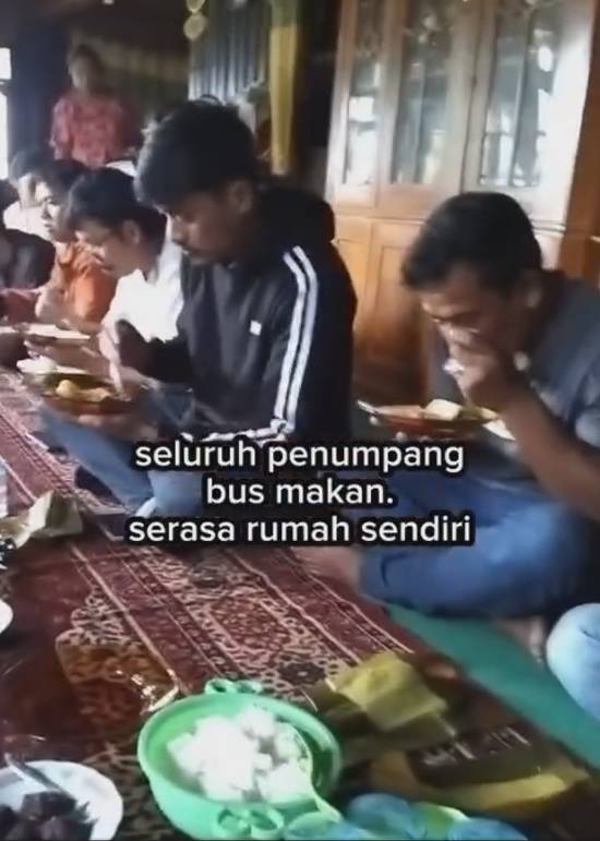 Sopir bus tujuan Palu-Makassar ajak seluruh penumpang makan di rumahnya saat Lebaran Idul Fitri 2024. Instagram/folkshitt